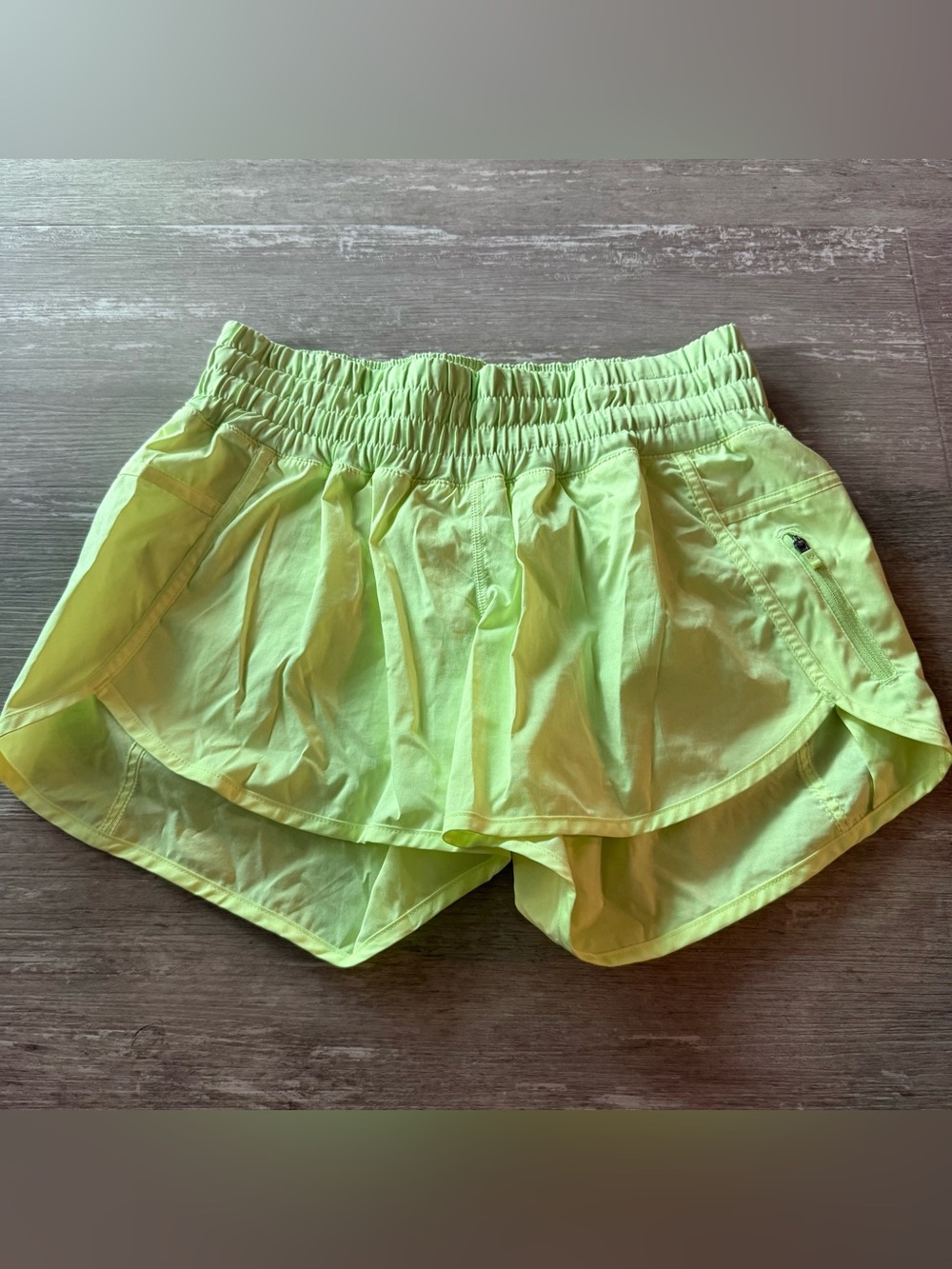 Lululemon Tracker Short II Clear Mint yellow green EUC women’s 8 running lined